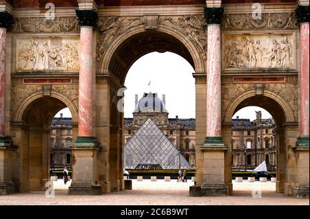 Der Künstler Pei baute diese Pyramide in der Mitte des Hofes des Louvre-Schlosses Stockfoto