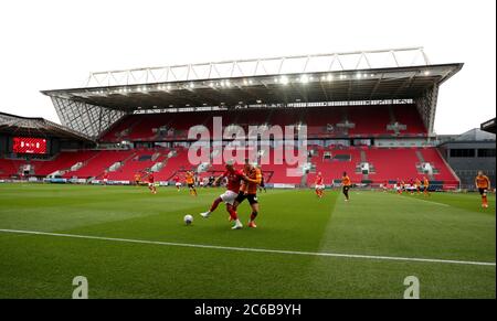 Jack Hunt von Bristol City (links) und James Scott von Hull City kämpfen während des Sky Bet Championship-Spiels am Ashton Gate in Bristol um den Ball. Stockfoto