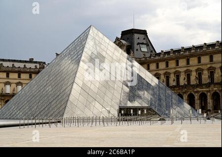 Der Künstler Pei baute diese Pyramide in der Mitte des Hofes des Louvre-Schlosses Stockfoto