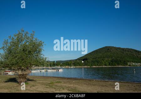 Blick auf den edersee vom Dorf Rehbach Stockfoto