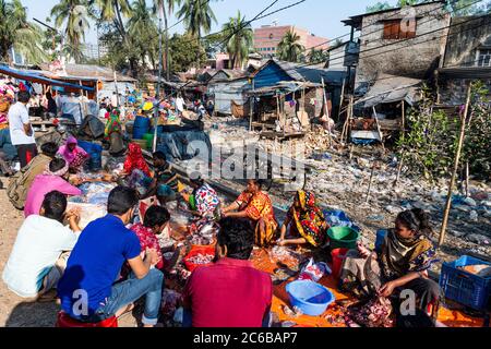 Frauen schneiden frischen Fisch im Kawran Bazaar, Dhaka, Bangladesch, Asien Stockfoto