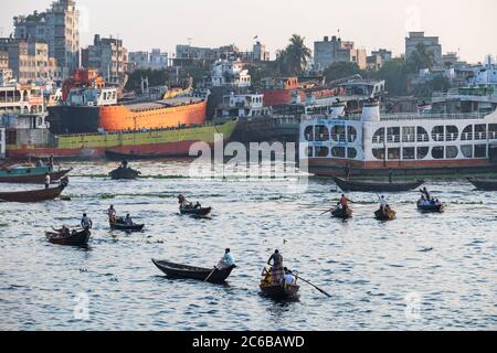 Passagierkanus im Hafen von Dhaka vor einer Passagierfähre, Dhaka, Bangladesch, Asien Stockfoto