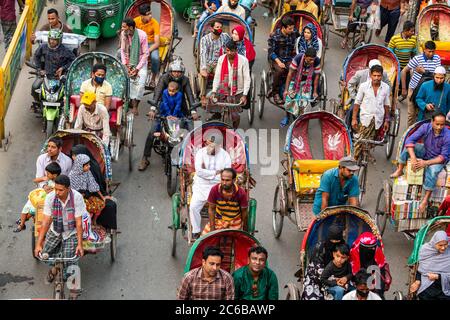 Überfüllt mit Rikschas, einer Straße im Zentrum von Dhaka, Bangladesch, Asien Stockfoto