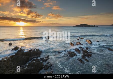 Sonnenuntergang an der Südküste von Devon, von Bantham aus gesehen und mit Blick auf Burgh Island, Devon, England, Großbritannien, Europa Stockfoto