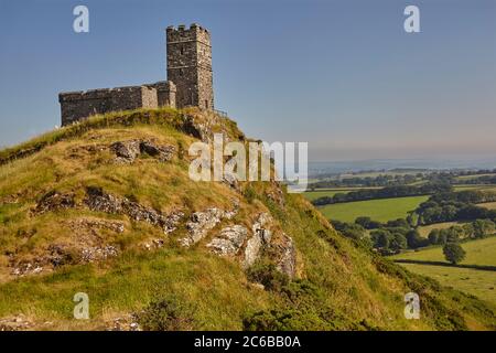 Ein ikonischer Dartmoor Blick auf die St. Michael's Church aus dem 13. Jahrhundert am Brent Tor, am westlichen Rand des Dartmoor National Park. Devon, England, Vereinigte K Stockfoto