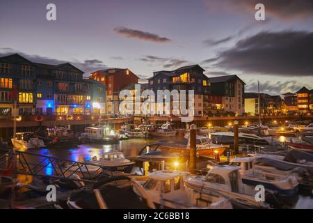 Ein Blick in die Dämmerung auf den Yachthafen und moderne Apartments in der neu gestalteten Dock in Exmouth, an der Südküste von Devon, England, Großbritannien, Europa Stockfoto