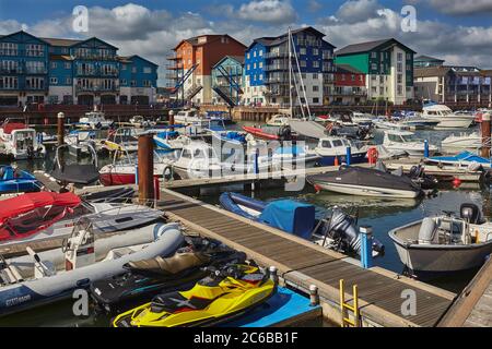 Ein Blick in die Dämmerung auf den Yachthafen und moderne Apartments in der neu gestalteten Dock in Exmouth, an der Südküste von Devon, England, Großbritannien, Europa Stockfoto