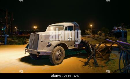 Deutscher Militärwagen des Dritten Reiches beleuchtete Straßenlaternen Stockfoto