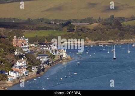 Ein Blick auf die wunderschöne Kingsbridge Mündung, mit dem Dorf Salcombe auf der linken Seite, an der Südküste von Devon, England, Großbritannien, Europa Stockfoto