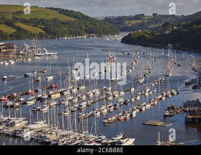 Eine herrliche Aussicht entlang der Mündung des Flusses Dart, Blick ins Landesinnere von dem Dorf Kingswear, in der Nähe von Dartmouth, Devon, England, Vereinigtes Königreich, Stockfoto