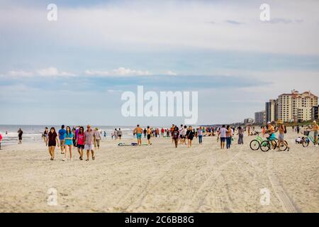 Überfüllter Jacksonville Strand während der Covid-19 Pandemie, Florida, Vereinigte Staaten von Amerika, Nordamerika Stockfoto