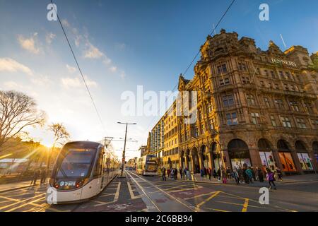 Straßenbahn in der Princes Street, Jenners Store, Edinburgh, Lothian, Schottland, Großbritannien, Europa Stockfoto