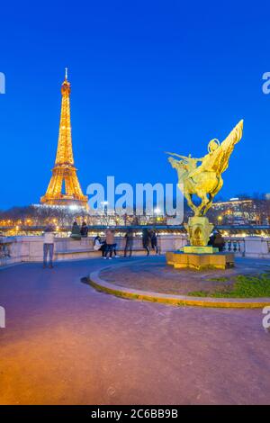 Eiffelturm, Pont de Bir-Hakeim, die Statue La France renaissante, Paris, Frankreich, Europa Stockfoto