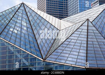 Shenzhen, China - November 24 2018: Die Decke der Musik- und Bibliothekshalle im Stadtzentrum von Shenzhen. Es ist eine moderne Architektur aus Stahl und Stockfoto