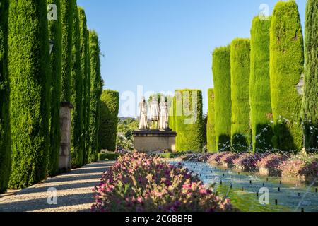 Zypressen, Statuen und Brunnen in den Gärten des Alcazar de Los Reyes Cristianos, UNESCO-Weltkulturerbe, Cordoba, Andalusien, Spanien, EUR Stockfoto