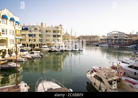 Boote in der Puerto Marina von Benalmadena zwischen den Badeorten der Costa Del Sol von Benalmadena und Torremolinos, Andalusien, Spanien, Europa Stockfoto