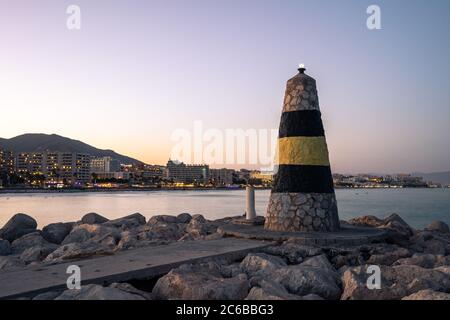 Leuchtturm Faro de Levante in Benalmadena Puerto Marina bei Sonnenuntergang, Costa Del Sol, Andalusien, Spanien, Europa Stockfoto