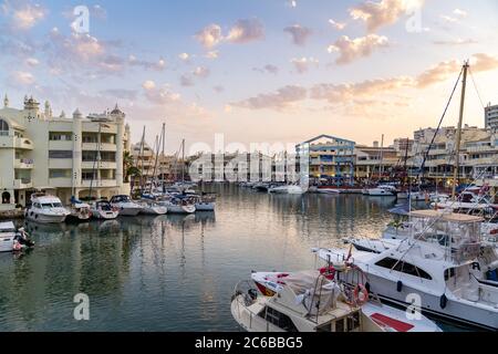 Benalmadena's Puerto Marina bei Sonnenuntergang zwischen den Strandorten Benalmadena und Torremolinos an der Costa Del Sol, Andalusien, Spanien, Europa Stockfoto