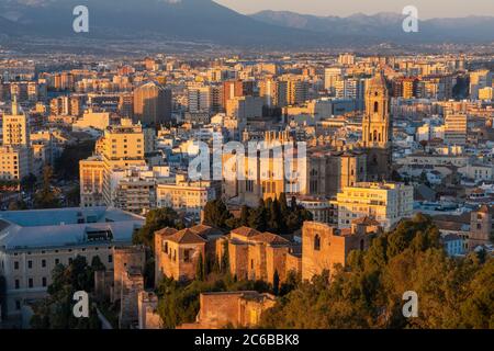 Blick auf die Stadt und die Kathedrale von Malaga von Alcazaba bei Sonnenaufgang, Malaga, Andalusien, Spanien, Europa Stockfoto