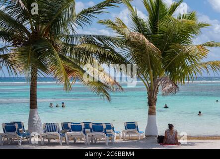 Touristen auf dem Mahahual Sandy Beach, Quintana Roo, Mexiko Stockfoto