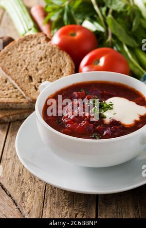 Traditionelle ukrainische russische Borsch. Rote Beete Suppe auf Holztisch. Stockfoto