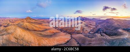 Bergstraße durch die vulkanische Landschaft nahe Sicasumbre astronomischen Aussichtspunkt, Fuerteventura, Kanarische Inseln, Spanien, Atlantik, Europa Stockfoto