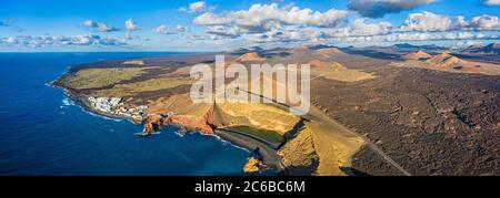 Luftaufnahme des Dorfes El Golfo und der Vulkanlandschaft des Timanfaya Nationalparks, Lanzarote, Kanarische Inseln, Spanien, Atlantik, Europa Stockfoto