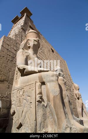 Koloss von Ramses II vor dem Mast, Luxor Tempel, UNESCO Weltkulturerbe, Luxor, Theben, Ägypten, Nordafrika, Afrika Stockfoto