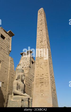 Koloss von Ramses II vor dem Pylon, Obelisk, Luxor Tempel, UNESCO Weltkulturerbe, Luxor, Theben, Ägypten, Nordafrika, Afrika Stockfoto