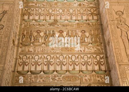 Reliefs, Tor von Ptolemäus III, Karnak Tempel Komplex, UNESCO-Weltkulturerbe, Luxor, Theben, Ägypten, Nordafrika, Afrika Stockfoto