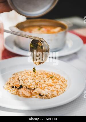 Teller mit portugiesischem traditionellen Gericht mit Meeresfrüchten und Reis Stockfoto