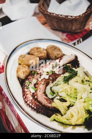 Traditionelles portugiesisches Gericht mit gegrilltem Oktopus, gekochter Kartoffel und Kohl Stockfoto