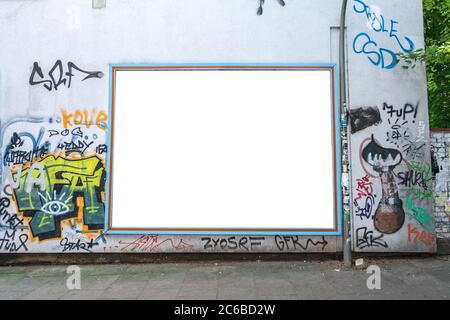 Leere Plakatwand auf einer städtischen façade mit Graffiti Stockfoto