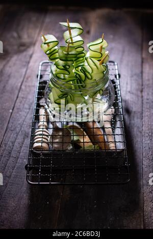 Gurken-Salat.EIN knackiger Snack.gesunde Lebensmittel und Getränke.Spieße in einem Glas.Country-Stil. Stockfoto