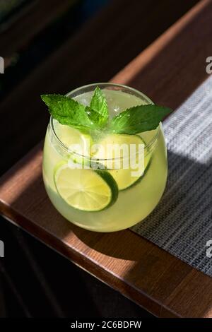 Limonade oder Mojito Cocktail mit Zitrone und Minze, kalten Drink oder Getränke mit Ice