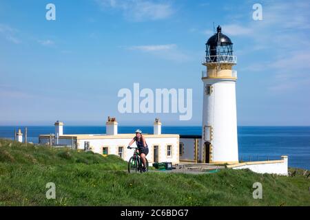 Radler am Tiumpan Head Lighthouse, Portvoller, Isle of Lewis, Western Isle, Äußere Hebriden, Schottland, Großbritannien Stockfoto