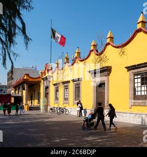 Menschen neben dem kolonialen Rathaus Palast in Coyoacan in Mexiko-Stadt Stockfoto