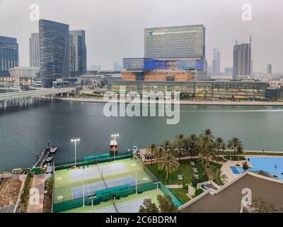 Moderne Stadt umgeben von Wasser, Blick auf die Al Maryah Insel in Abu Dhabi, Cleveland Clinic und Wahrzeichen Stockfoto