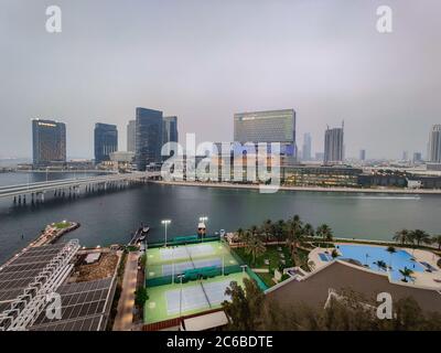 Moderne Stadt umgeben von Wasser, Blick auf die Al Maryah Insel in Abu Dhabi, Cleveland Clinic und Wahrzeichen Stockfoto