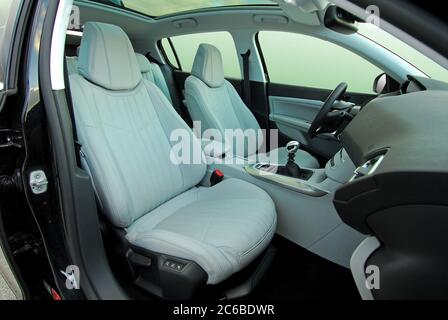 Vordersitze, Vordersitze eines modernen Autos, leichtes Leder Stockfoto