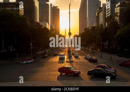 Sonnenuntergang in Mexiko-Stadt - mit Blick auf den Verkehr Auf Paseo de La Reforma Stockfoto