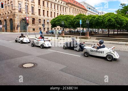 Berlin, Deutschland - 14. Juni 2020: Blick auf winzige Hot Rods in der Innenstadt von Berlin in der Nähe des historischen Platzes Gendarmenmarkt. Stockfoto