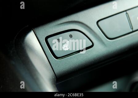 Schalter für Sitzheizung, Detail der Taste für Sitzheizung in einem Auto Stockfoto