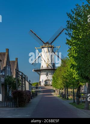 Malerische Landschaft mit einer traditionellen niederländischen Windmühle namens 'd'Orangemolen' (auf niederländisch) in Willemstad, Provinz Nordbrabant, Niederlande Stockfoto