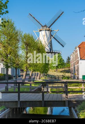 Malerische Landschaft mit einer traditionellen niederländischen Windmühle namens 'd'Orangemolen' (auf niederländisch) in Willemstad, Provinz Nordbrabant, Niederlande Stockfoto