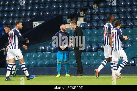 Wayne Rooney von Derby County spricht nach dem letzten Pfiff während des Sky Bet Championship-Spiels im Hawthorns, West Bromwich, mit Manager Phillip Cocu. Stockfoto