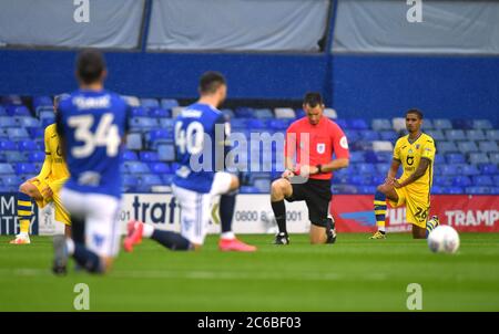 Kyle Naughton (rechts) von Swansea City und Spieler machen sich ein Knie, um die Black Lives Matter Bewegung zu unterstützen, bevor das Sky Bet Championship-Spiel im St. Andrew's Billion Trophy Stadium in Birmingham ausgetragen wird. Stockfoto