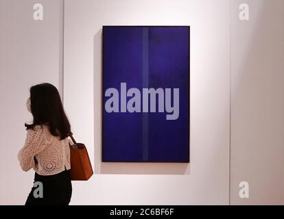New York, Usa. Juli 2020. Onement V von Barnett Newman ist am Mittwoch, den 8. Juli 2020, bei Christie's in New York City bei einer Pressevorschau für ONE: A Global Sale of the 20th Century zu sehen. Christie's erste Staffel-Hybrid-Auktion findet am 10. Juli 2020 statt und wird eine Auktionsveranstaltung sein, die impressionistische und moderne, Nachkriegskunst und zeitgenössische Kunst und Design anbietet. Foto von John Angelillo/UPI Kredit: UPI/Alamy Live Nachrichten Stockfoto