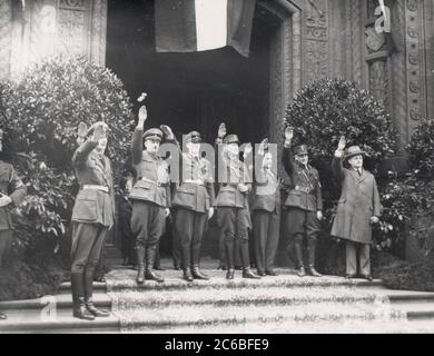 Jugendtreffen vor dem Berliner Rathaus Heinrich Hoffmann fotografiert 1934 Adolf Hitlers offizieller Fotograf und ein Nazi-Politiker und Verleger, der Mitglied des intime Zirkels Hitlers war. Stockfoto