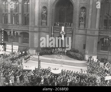 Jugendtreffen vor dem Berliner Rathaus Heinrich Hoffmann fotografiert 1934 Adolf Hitlers offizieller Fotograf und ein Nazi-Politiker und Verleger, der Mitglied des intime Zirkels Hitlers war. Stockfoto